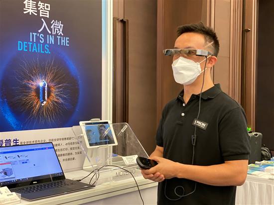 爱普生工作人员展示增强现实智能眼镜。澎湃新闻记者 俞凯 图
